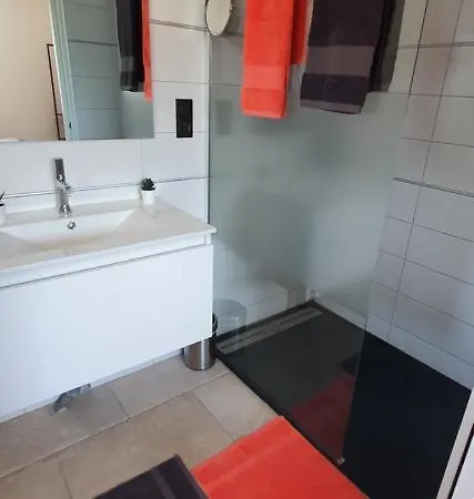 Le Nid'isle - Stationnement Prive Gratuit - Wi-fi Performant - Climatisation L'Isle-sur-la-Sorgue